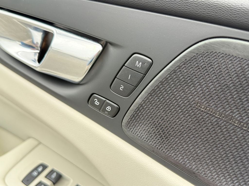 2022 Volvo XC60 Recharge Plug-In Hybrid T8 Inscription