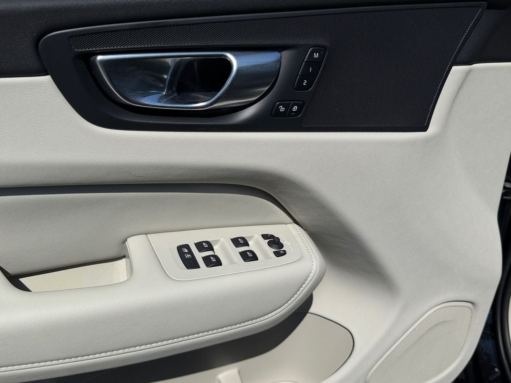 2025 Volvo XC60 Plug-In Hybrid T8 Plus