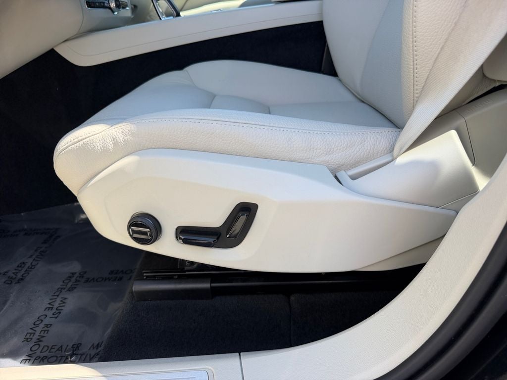 2025 Volvo XC60 Plug-In Hybrid T8 Plus