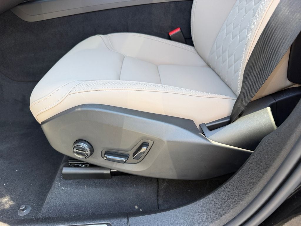 2026 Volvo XC60 Plug-In Hybrid T8 Plus