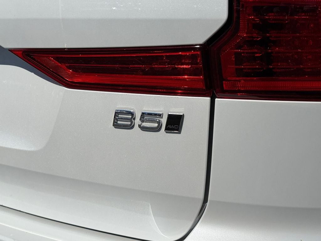 2023 Volvo XC60 B5 Ultimate Bright Theme