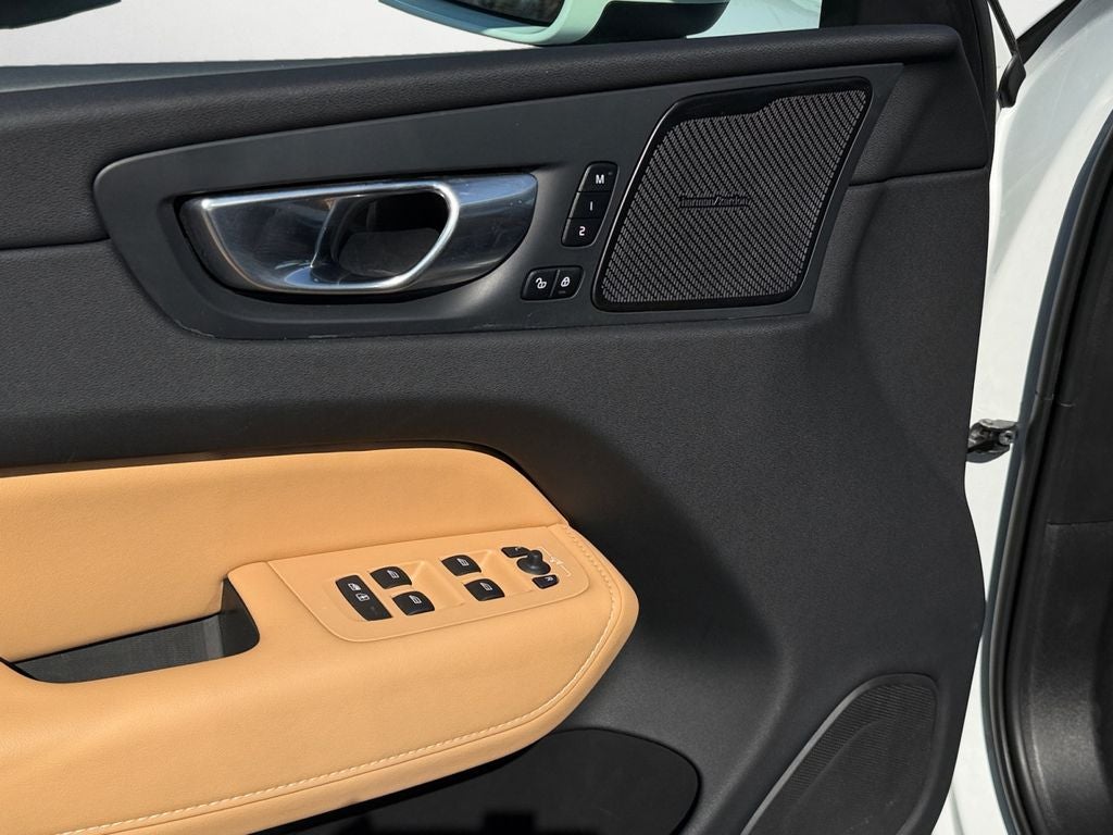 2023 Volvo XC60 B5 Ultimate Bright Theme
