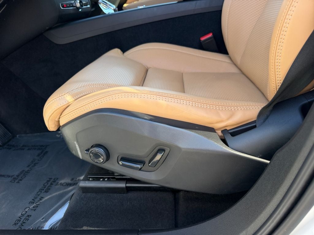 2023 Volvo XC60 B5 Ultimate Bright Theme