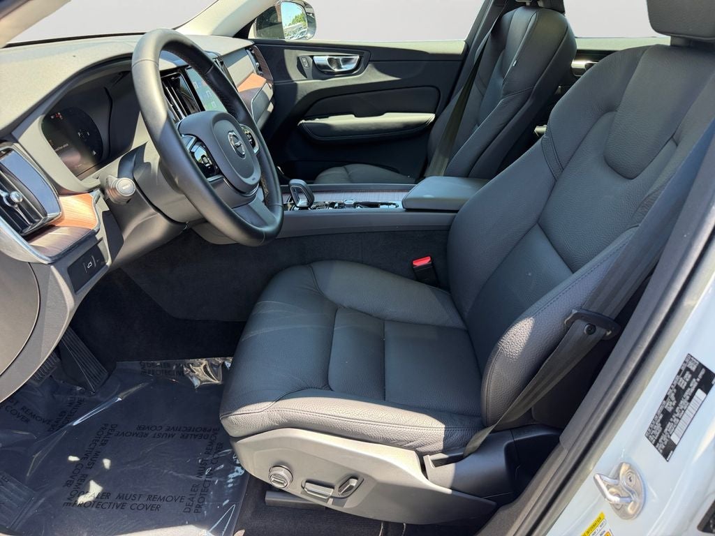 2023 Volvo XC60 B5 Plus Dark Theme
