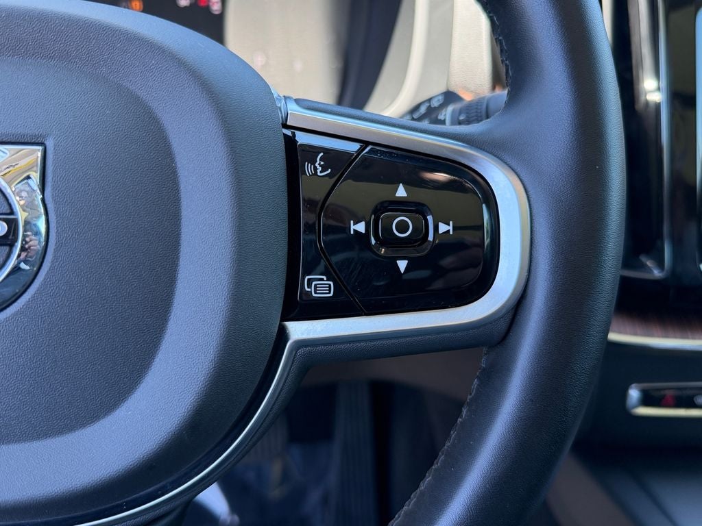 2023 Volvo XC60 B5 Plus Dark Theme