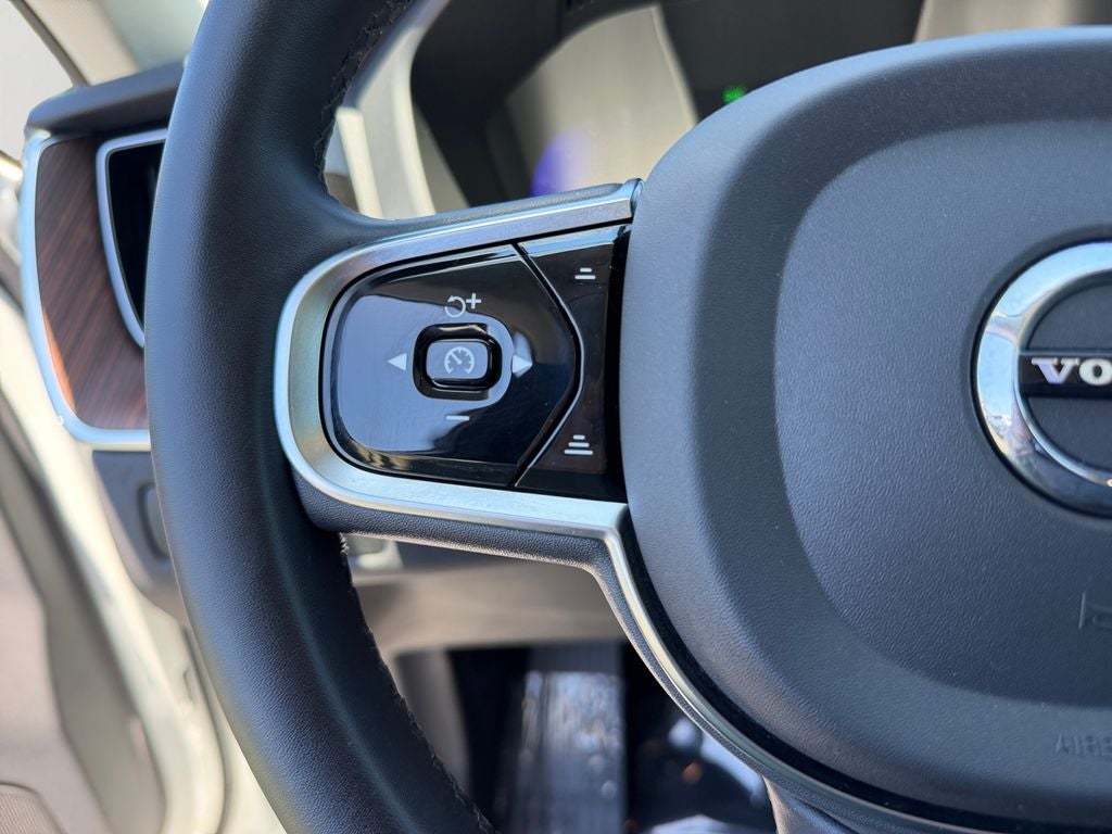 2023 Volvo XC60 B5 Plus Dark Theme