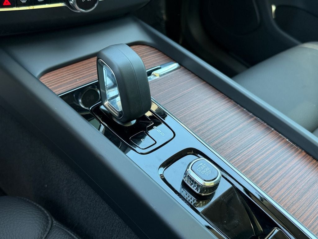 2023 Volvo XC60 B5 Plus Dark Theme