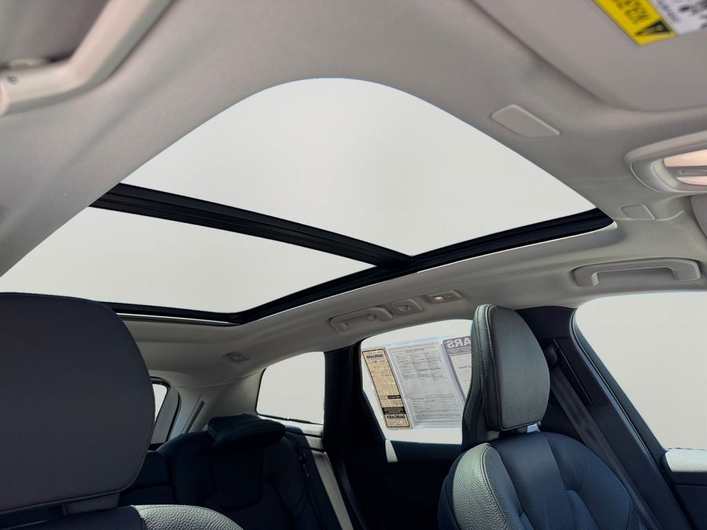 2023 Volvo XC60 B5 Plus Dark Theme