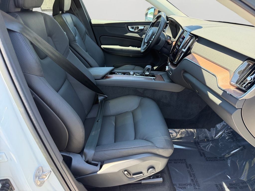2023 Volvo XC60 B5 Plus Dark Theme