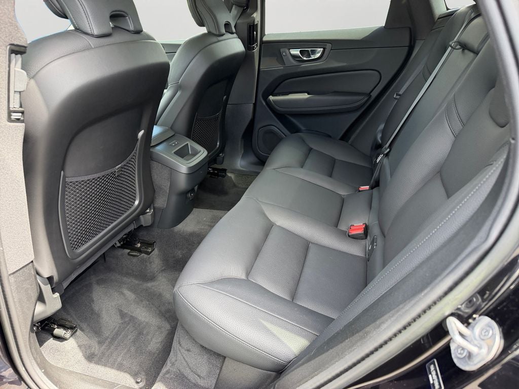 2023 Volvo XC60 B5 Plus Dark Theme