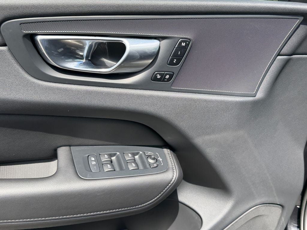 2023 Volvo XC60 B5 Plus Dark Theme