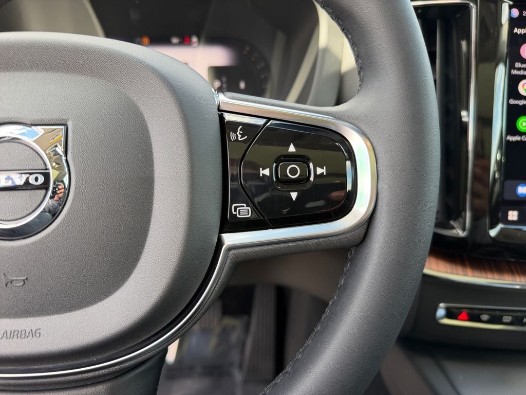 2023 Volvo XC60 B5 Plus Dark Theme