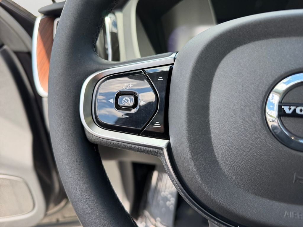2023 Volvo XC60 B5 Plus Dark Theme