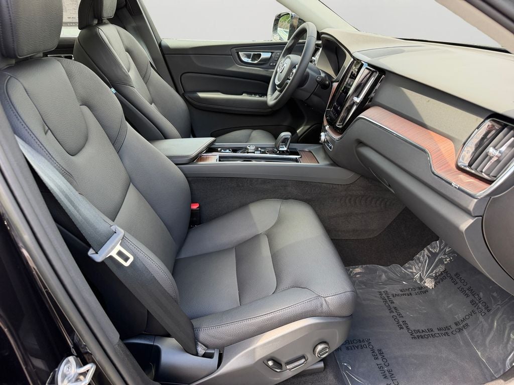 2023 Volvo XC60 B5 Plus Dark Theme