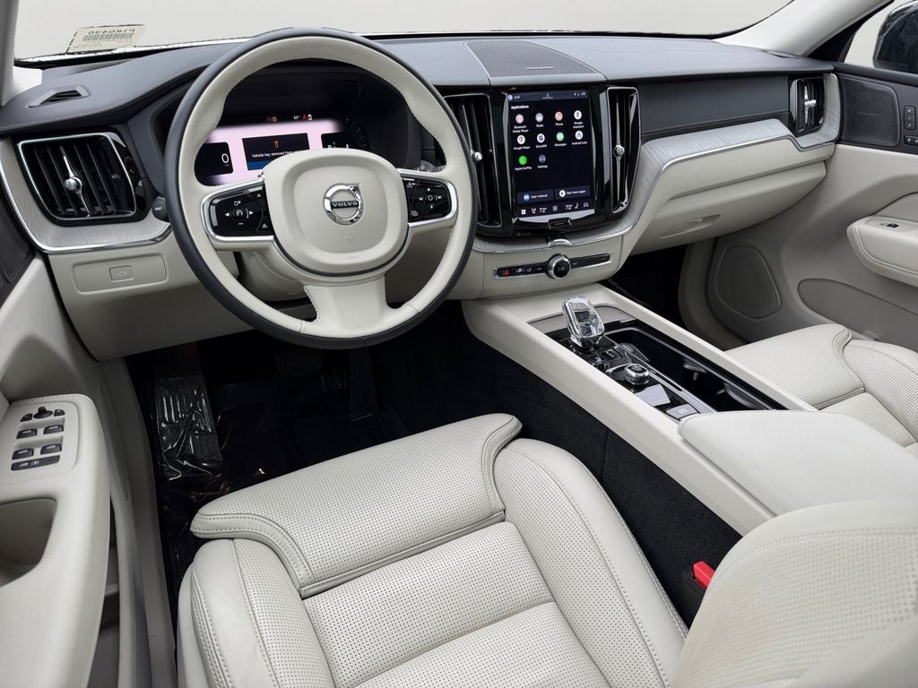 2023 Volvo XC60 B5 Ultimate Dark Theme