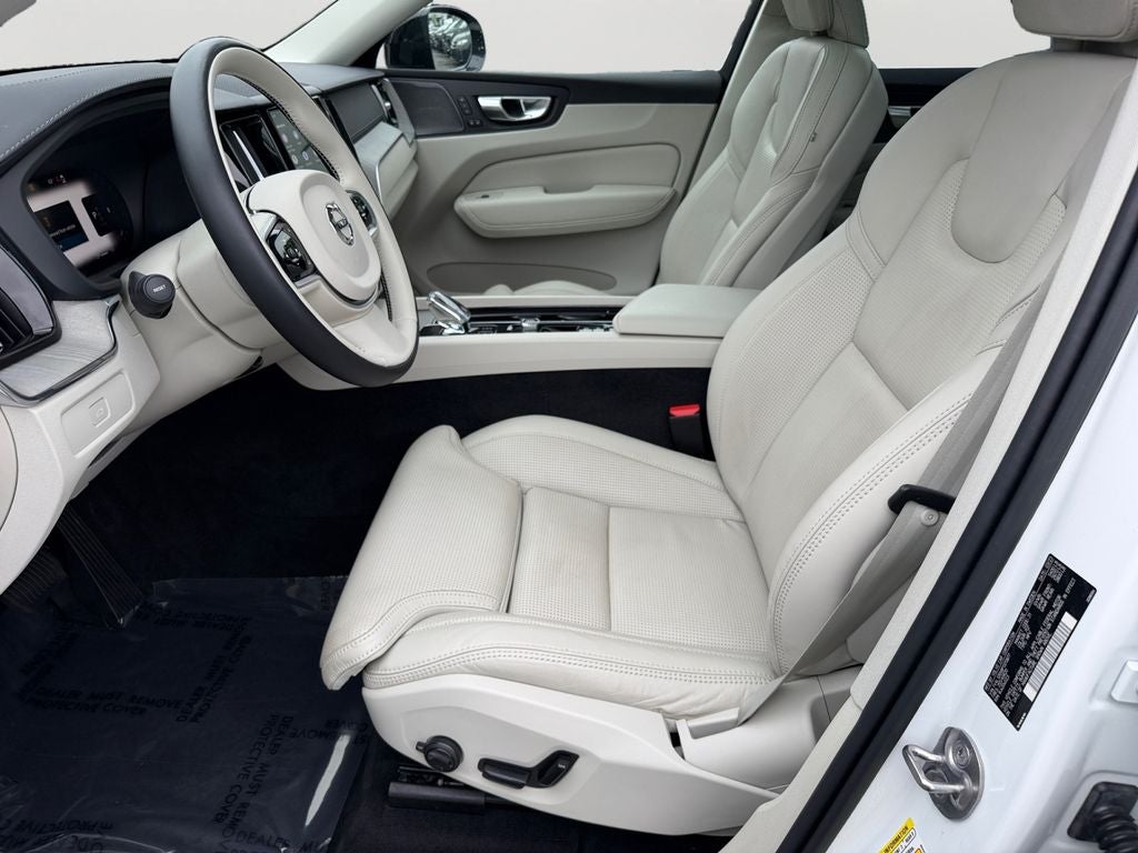 2023 Volvo XC60 B5 Ultimate Dark Theme