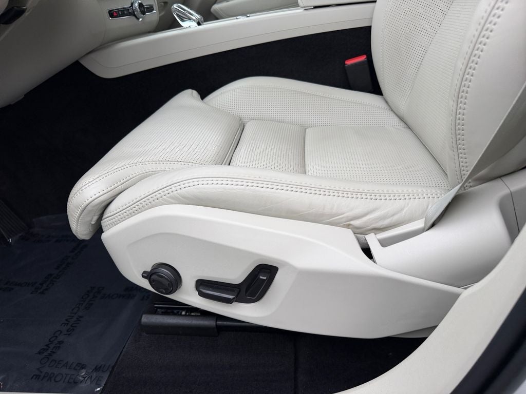 2023 Volvo XC60 B5 Ultimate Dark Theme