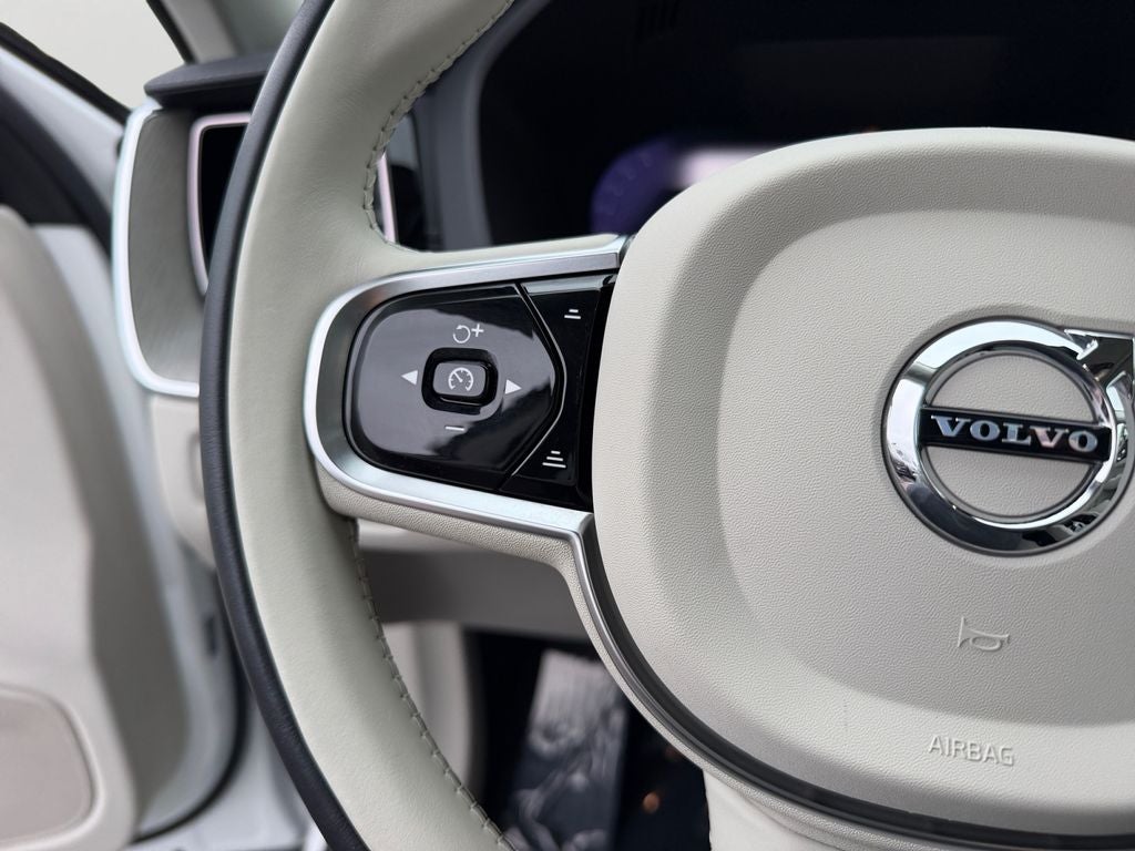 2023 Volvo XC60 B5 Ultimate Dark Theme