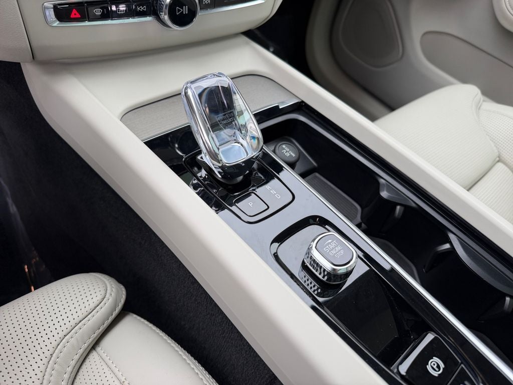 2023 Volvo XC60 B5 Ultimate Dark Theme
