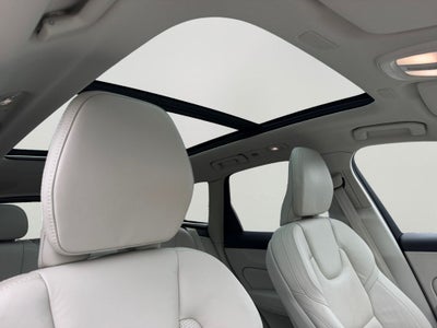 2023 Volvo XC60 B5 Ultimate Dark Theme