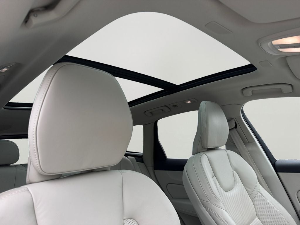 2023 Volvo XC60 B5 Ultimate Dark Theme