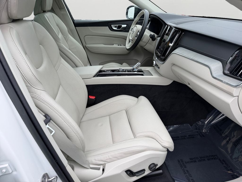 2023 Volvo XC60 B5 Ultimate Dark Theme