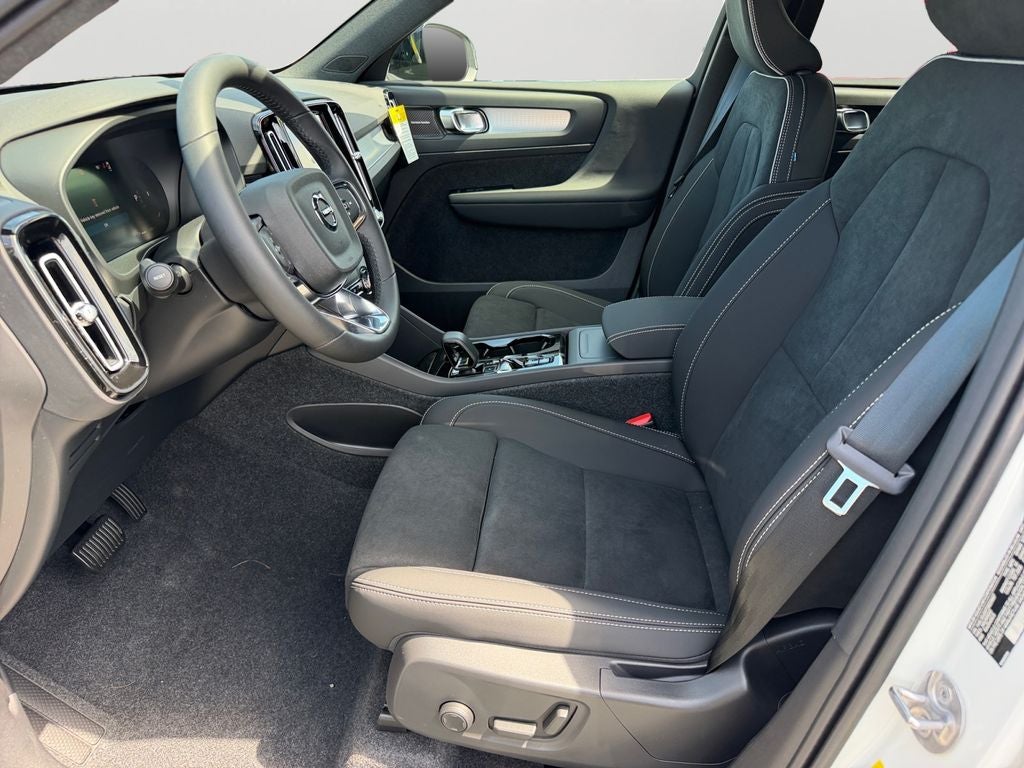 2026 Volvo XC40 B5 Ultra Black Edition