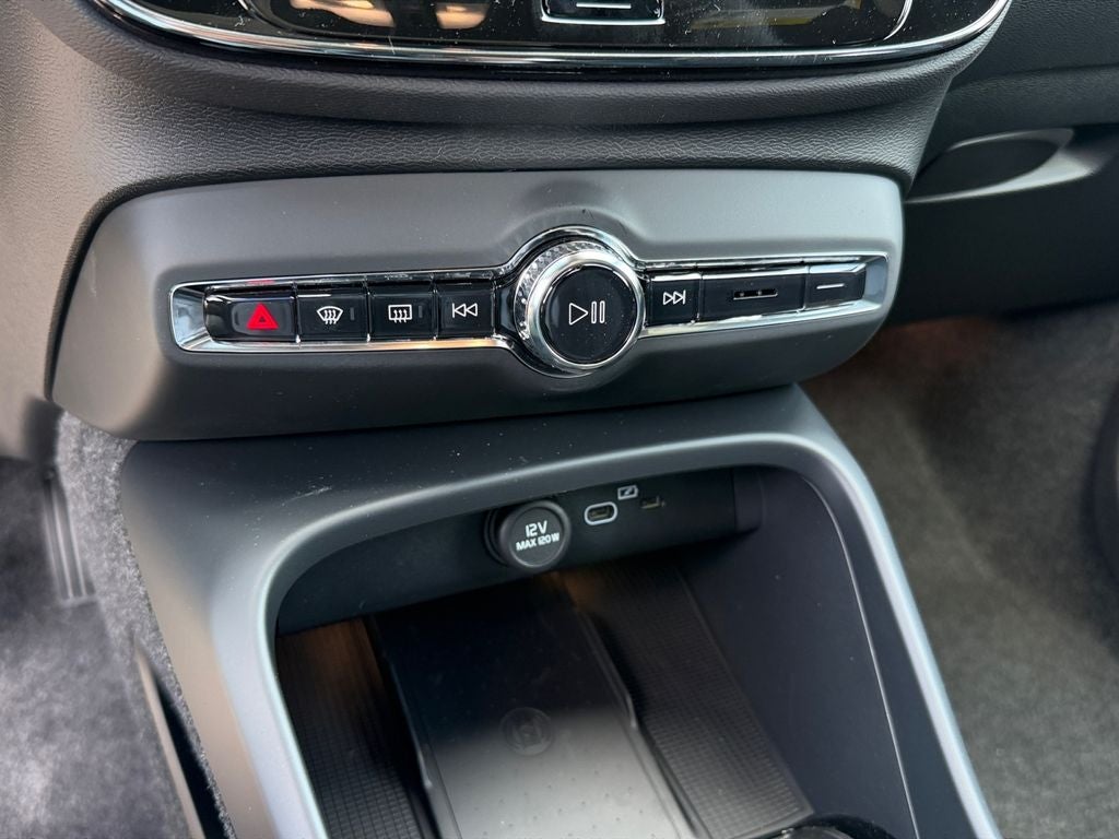 2026 Volvo XC40 B5 Ultra Black Edition