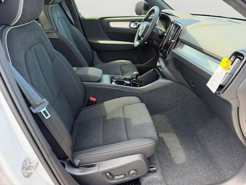 2026 Volvo XC40 B5 Ultra Black Edition