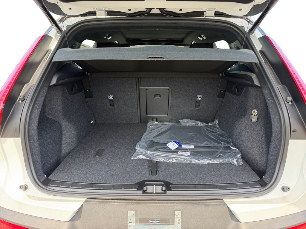 2026 Volvo XC40 B5 Ultra Black Edition