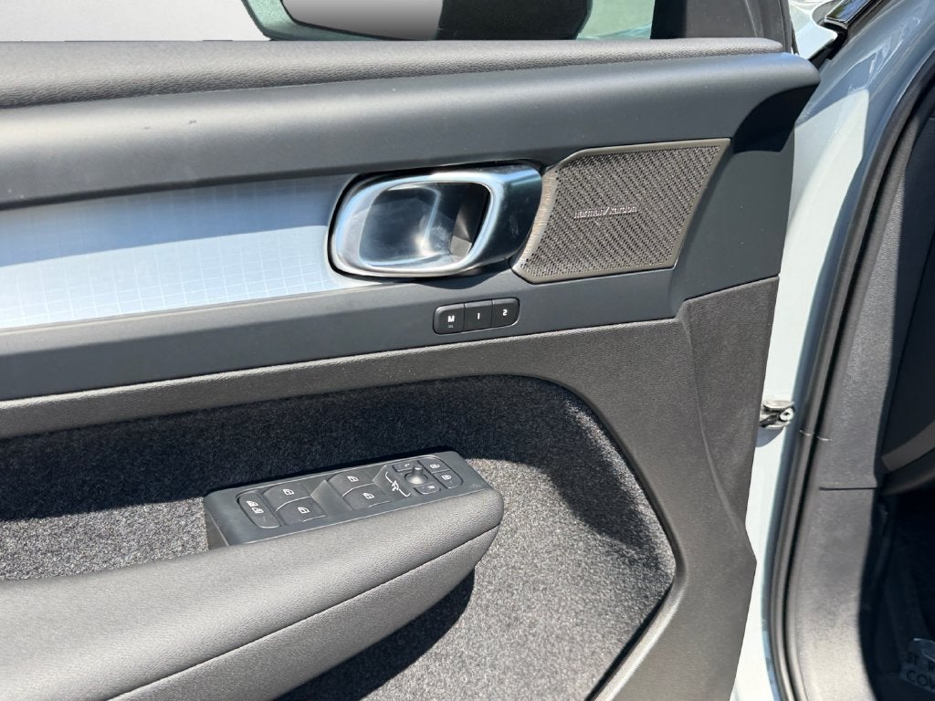 2026 Volvo XC40 B5 Ultra Black Edition