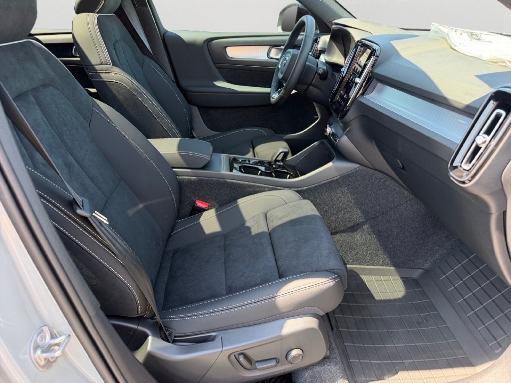 2026 Volvo XC40 B5 Ultra Black Edition