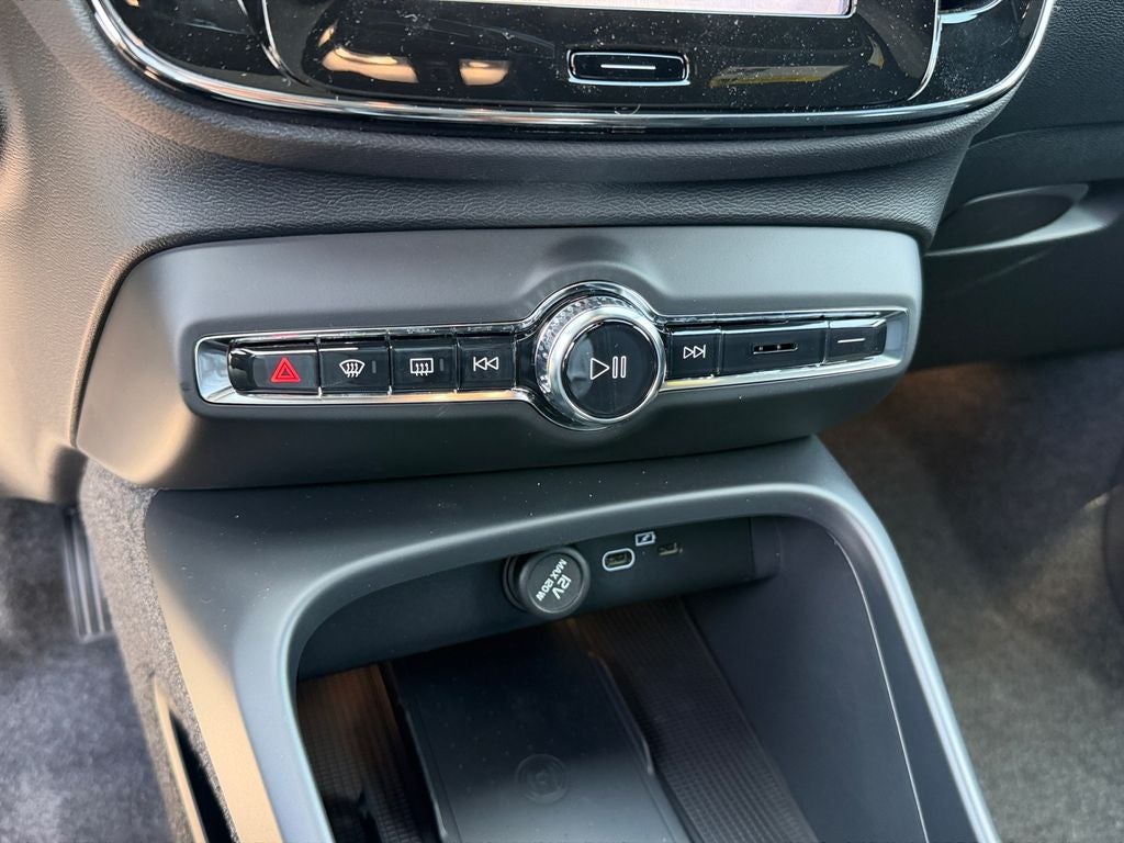 2026 Volvo XC40 B5 Ultra Black Edition