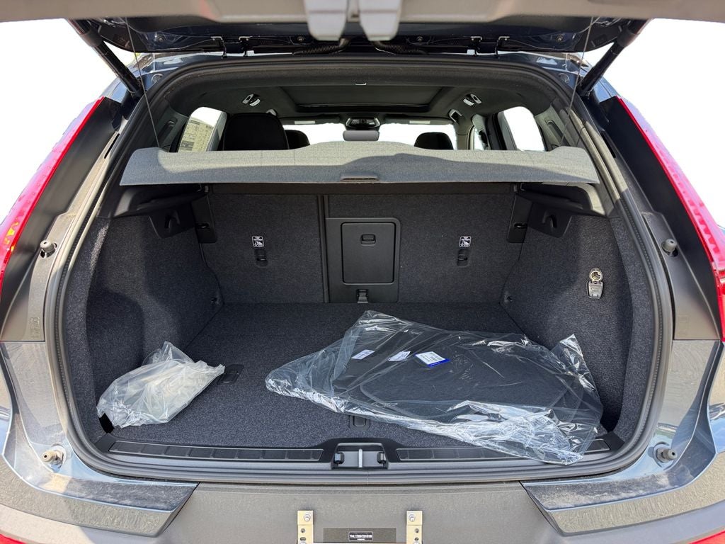 2026 Volvo XC40 B5 Ultra Black Edition