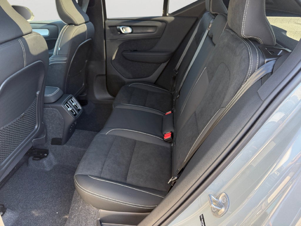 2026 Volvo XC40 B5 Ultra Black Edition