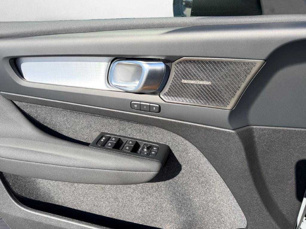2026 Volvo XC40 B5 Ultra Black Edition