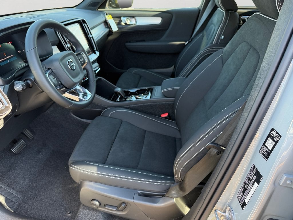 2026 Volvo XC40 B5 Ultra Black Edition