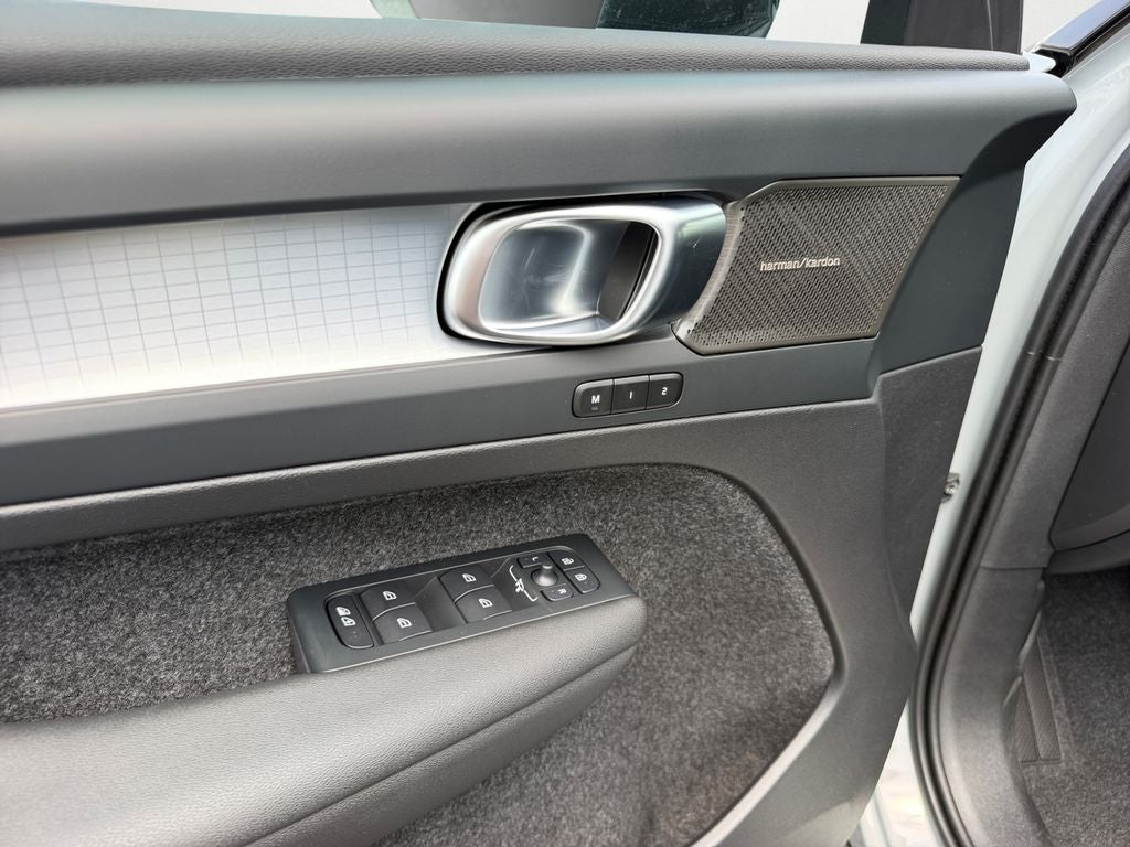 2026 Volvo XC40 B5 Ultra Black Edition
