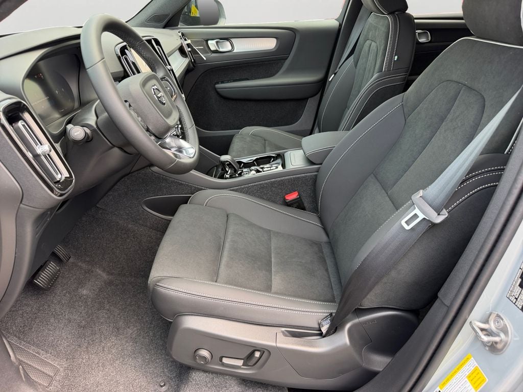 2026 Volvo XC40 B5 Ultra Black Edition