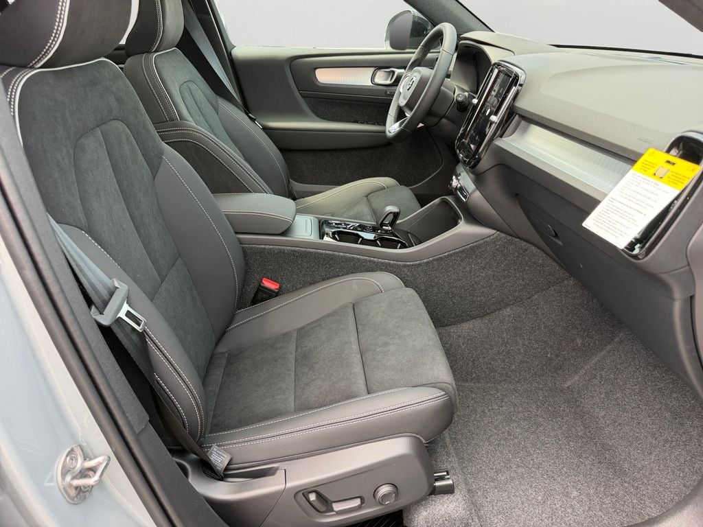 2026 Volvo XC40 B5 Ultra Black Edition