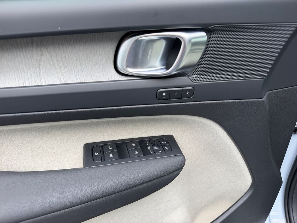 2024 Volvo XC40 B5 Plus Bright Theme