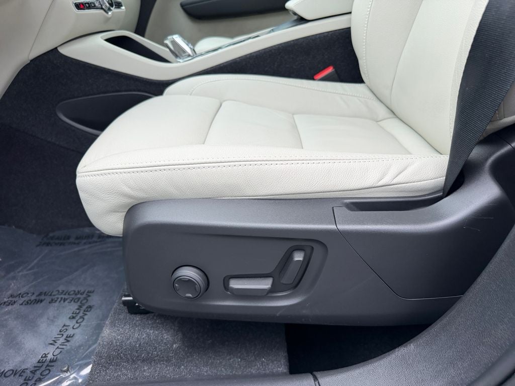 2024 Volvo XC40 B5 Plus Bright Theme