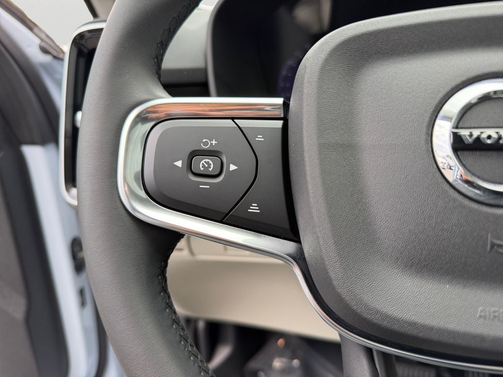 2024 Volvo XC40 B5 Plus Bright Theme