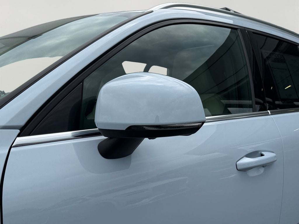 2024 Volvo XC40 B5 Plus Bright Theme