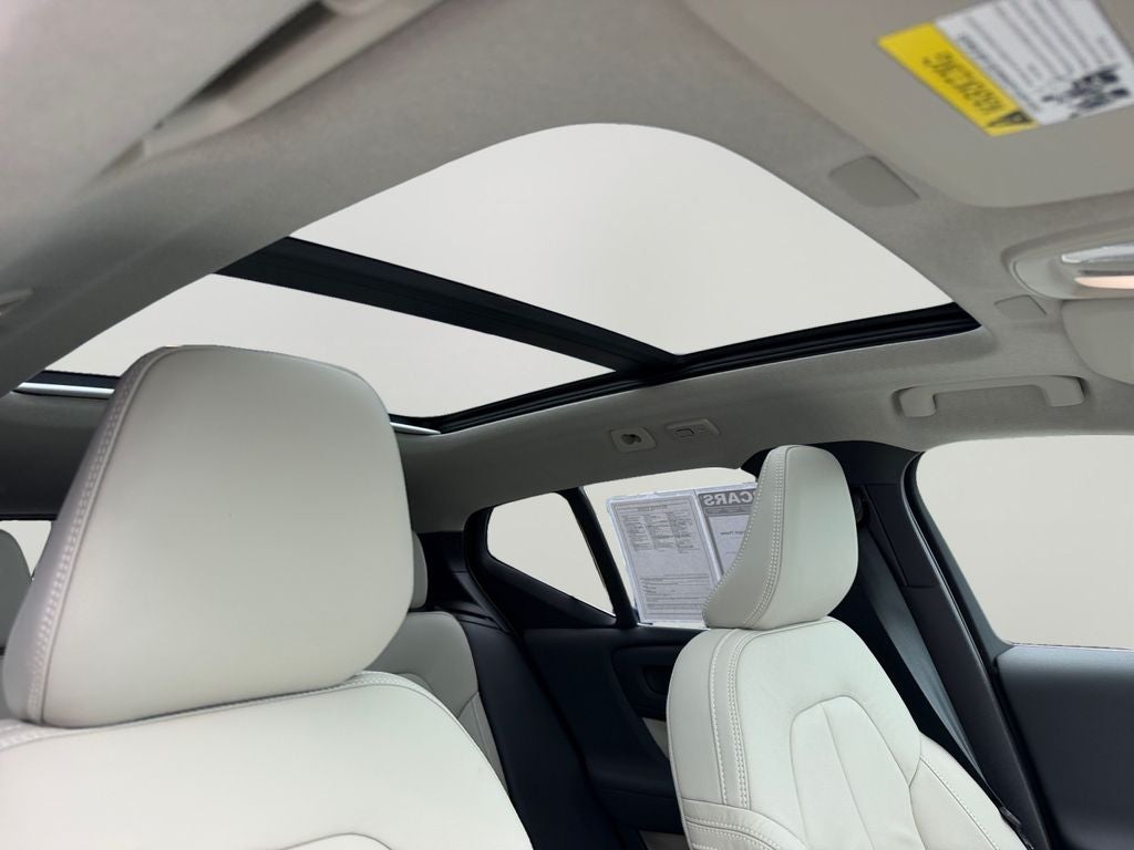 2024 Volvo XC40 B5 Plus Bright Theme
