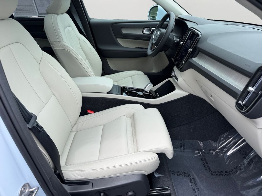 2024 Volvo XC40 B5 Plus Bright Theme
