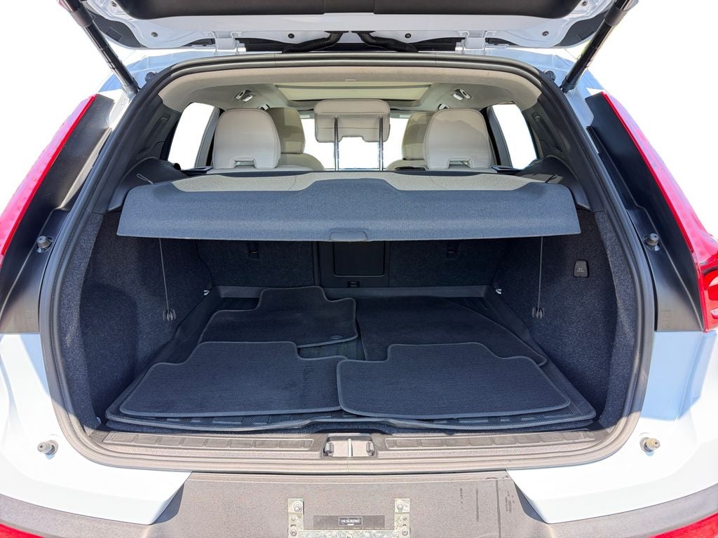 2024 Volvo XC40 B5 Plus Dark Theme
