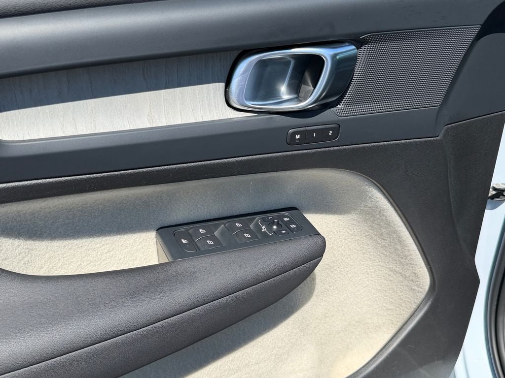 2024 Volvo XC40 B5 Plus Dark Theme