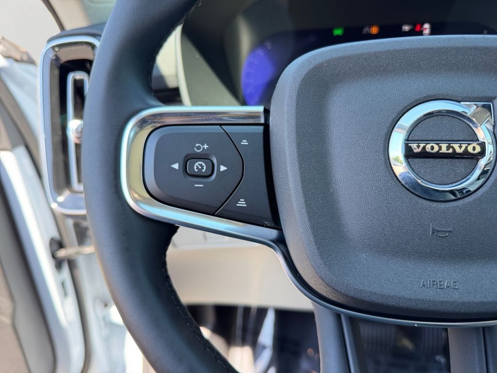 2024 Volvo XC40 B5 Plus Dark Theme