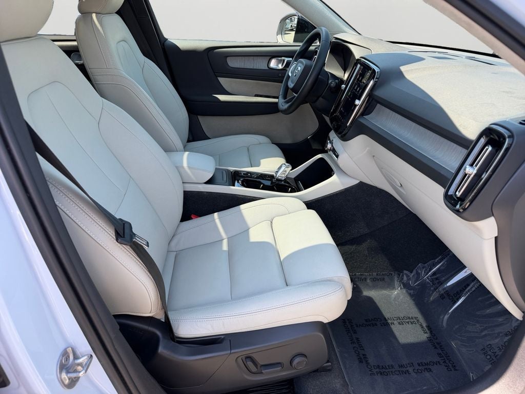 2024 Volvo XC40 B5 Plus Dark Theme